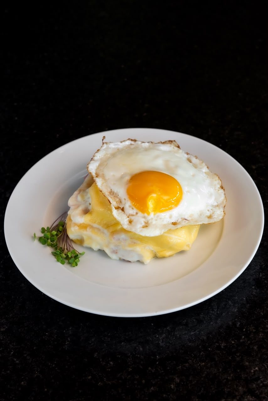Croque madame com ovo frito por cima