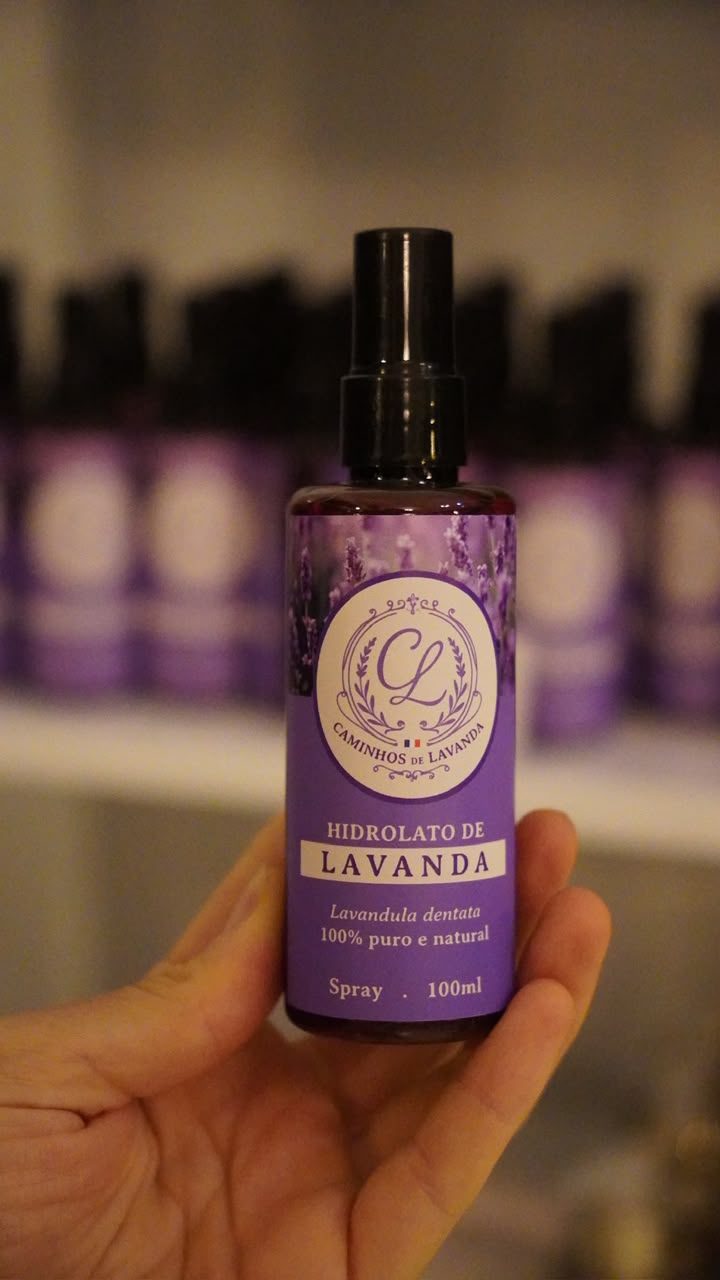 Frasco spray de hidrolato de lavanda na mão